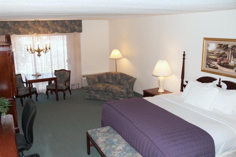 King Room - Non-Smoking interior